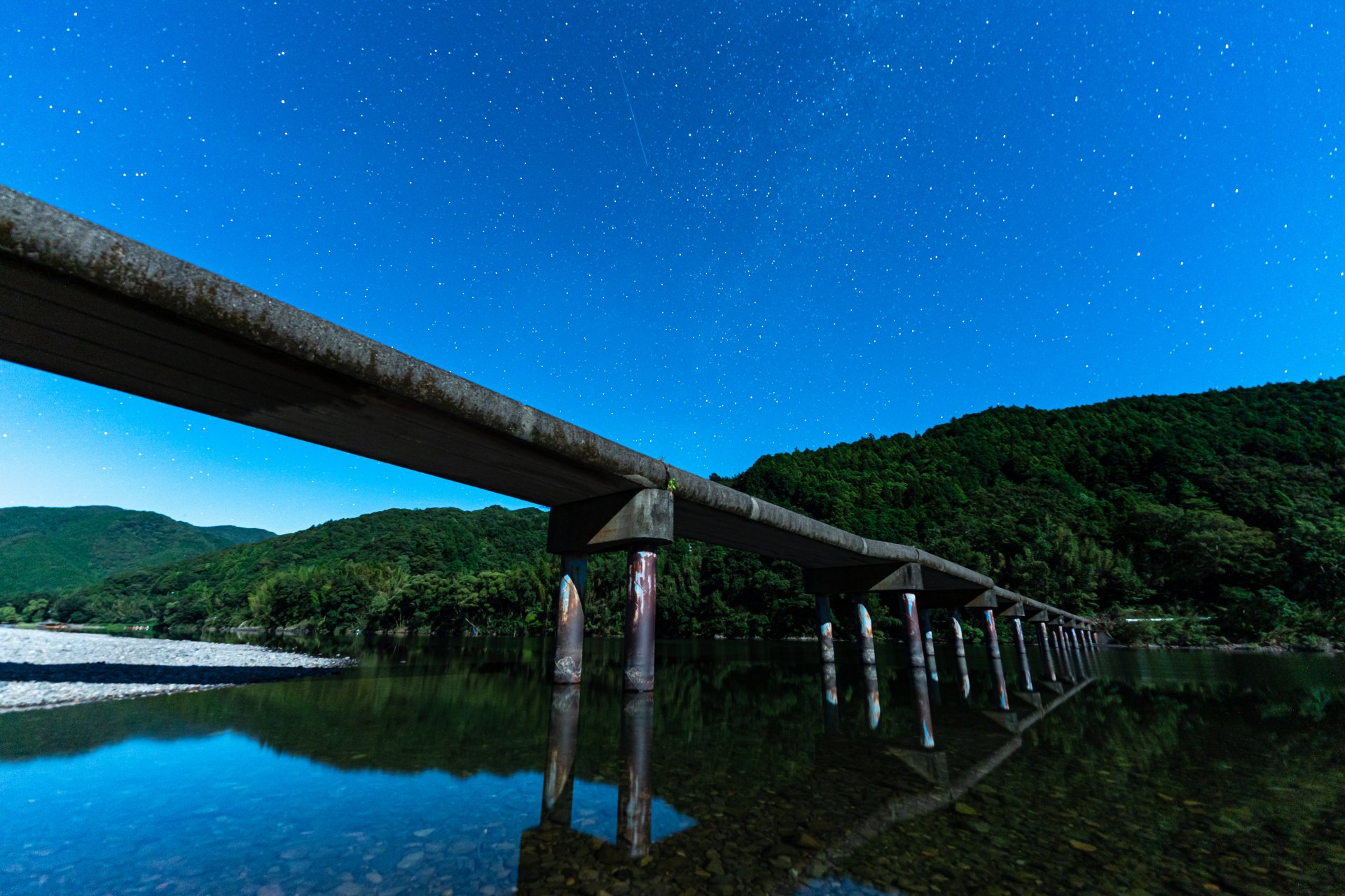 清流四万十川の沈下橋のある風景